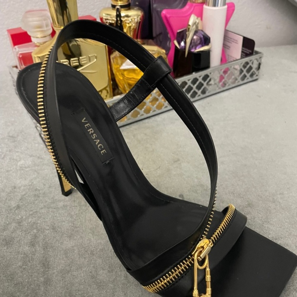 Versace - Picture 4 of 7